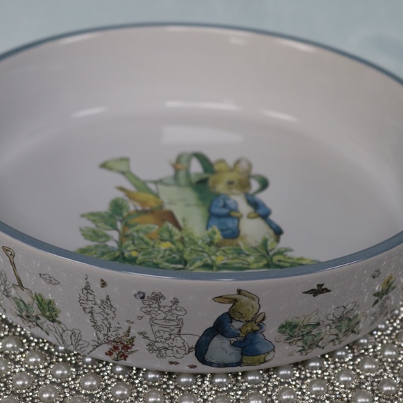 BEATRIX POTTER PETER BUNNY RABBIT EASTER ROUND SERVING DISH CASSEROLE - NEW - Picture 1 of 9